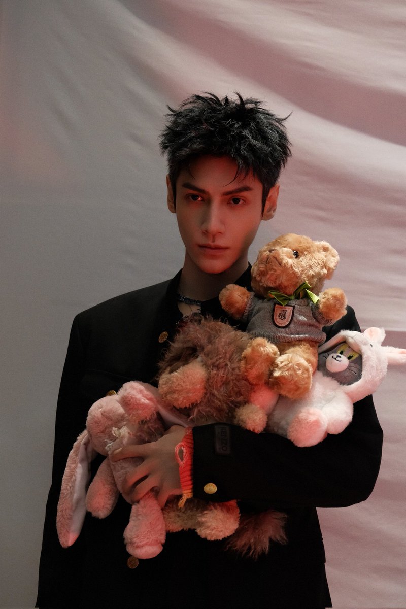 Saengda50045377's tweet image. Spread the enthusiasm and start a festive night. Listen to the meaning of autumn and sing along now.
 
Studio Webo : 21 Sep, 2024

©️ 罗云熙工作室

LuoYunxi, for Flow Gourd &amp;amp; Matrix Music Festival at Maanshan, Anhui, Hefei, China.

#หลัวอวิ๋นซี #LuoYunxi #罗云熙