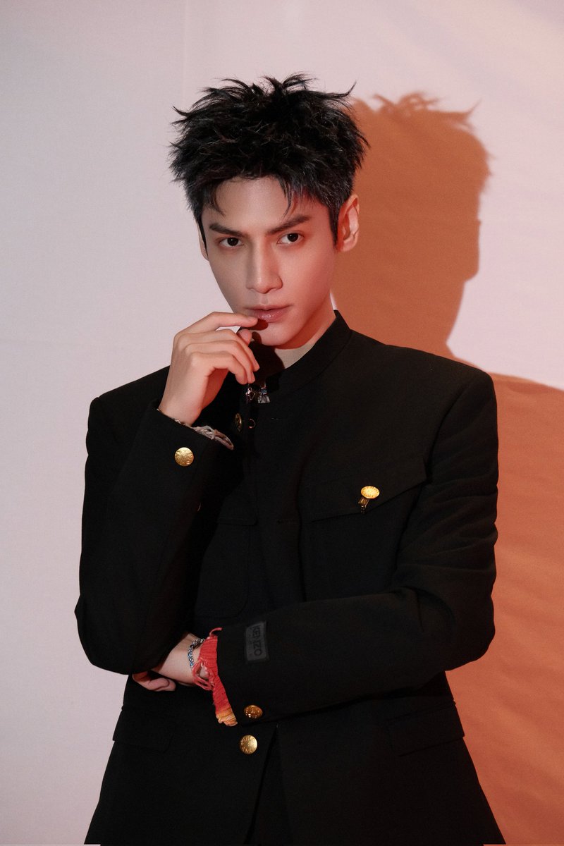 Saengda50045377's tweet image. Spread the enthusiasm and start a festive night. Listen to the meaning of autumn and sing along now.
 
Studio Webo : 21 Sep, 2024

©️ 罗云熙工作室

LuoYunxi, for Flow Gourd &amp;amp; Matrix Music Festival at Maanshan, Anhui, Hefei, China.

#หลัวอวิ๋นซี #LuoYunxi #罗云熙