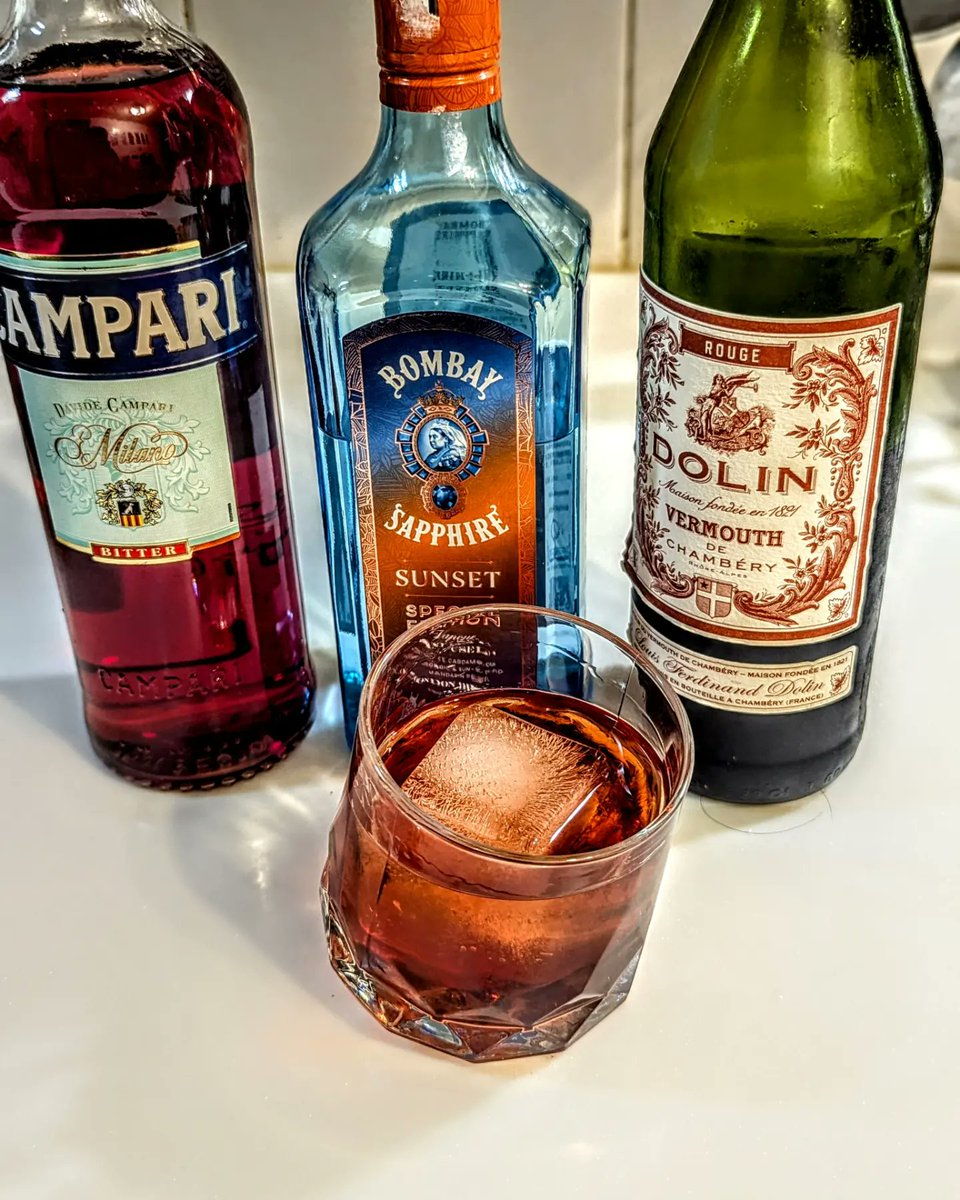 FY42Ujung's tweet image. Happy Negroni week.

#negroni 
#negroniweek 
#bombaysapphiresunset 
#dolinrougevermouth 
#campari