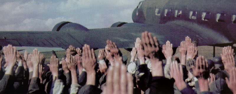 Heisenberg_PzVI's tweet photo. 1941年8月ウクライナ
#Fw200 に向けてナチス式敬礼をするドイツ兵
飛行機には 伍長とドゥーチェが乗っているらしい https://t.co/apNpRAXkej