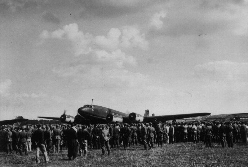 Heisenberg_PzVI's tweet photo. 1941年8月ウクライナ
#Fw200 に向けてナチス式敬礼をするドイツ兵
飛行機には 伍長とドゥーチェが乗っているらしい https://t.co/apNpRAXkej