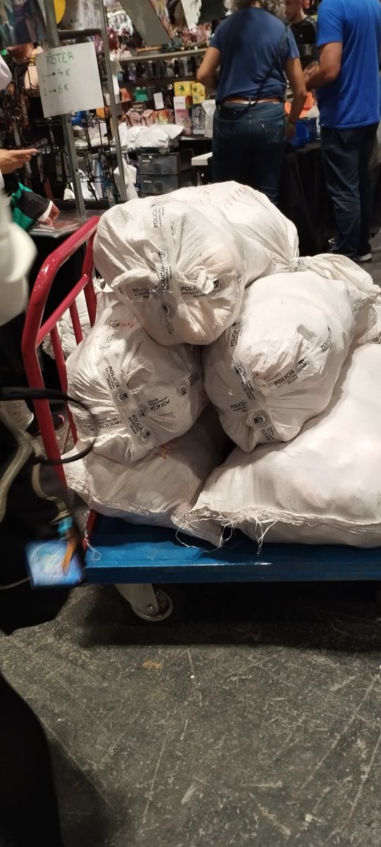 han desalojao un stand comercial en la japan weekend la policía en nuestras narices por vender material falsificado, earth is healing ❤️❤️

pa pruebas las bolsas que se lleva la policía llenas de peluches de AliExpress el triple de caros que espabilen