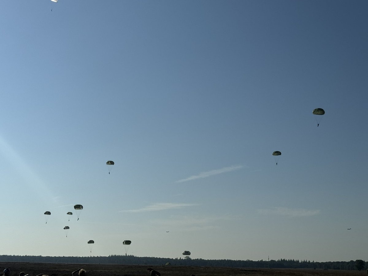 donatiford's tweet photo. #arnhem 80th anniversary Op Market Garden… incredible scenes at the drop zone! 🆎🙌🏻🪂🪂🪂🪂🪂 @TheParachuteReg @RedDevilsOnline https://t.co/hPXUoDa5Wf