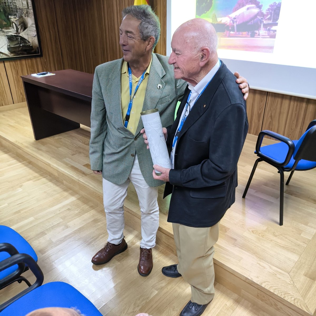 #BuenasTardes aquí os dejamos algunas fotos de la interesantísima conferencia de esta mañana  en el #MuseodelAireydelEspacio acerca de este veterano avión #DC3  impartida por D. Herminio Jarabo Capitan del Cuerpo del <a href="/EjercitoAire/">Ejército del Aire y del Espacio</a>
<a href="/AmigosMuseoAire/">Asociacion Amigos del Museo del Aire</a>