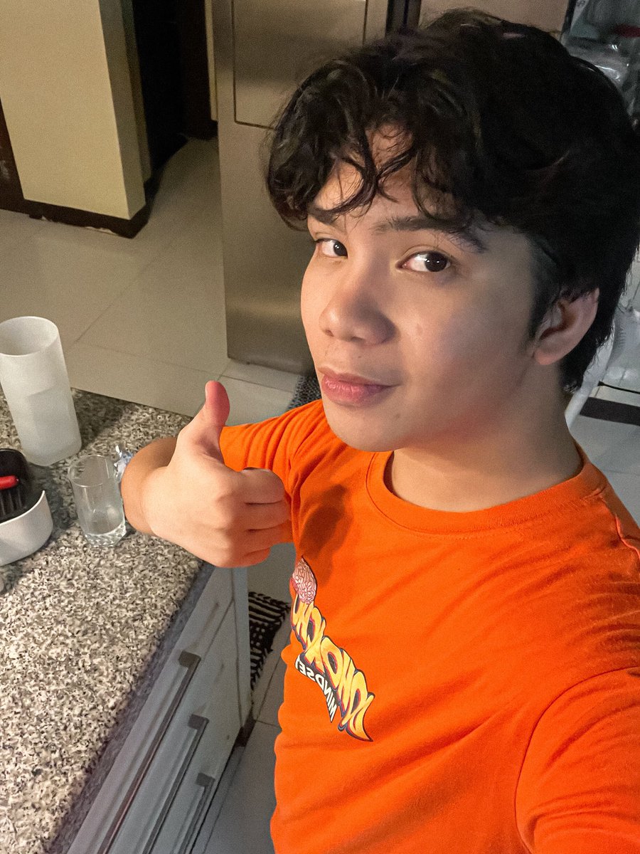 azndanii's tweet photo. Nomnom 🍊🍰 https://t.co/ezeNQkTbIc