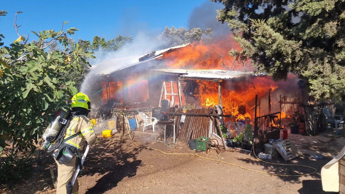 GlobalNewsMontr's tweet photo. ⚡️Attempt to extinguish the fire that broke out inside a building in Kadita in the Western Galilee as a result of a missile strike from Lebanon. https://t.co/xA1B3763SR
