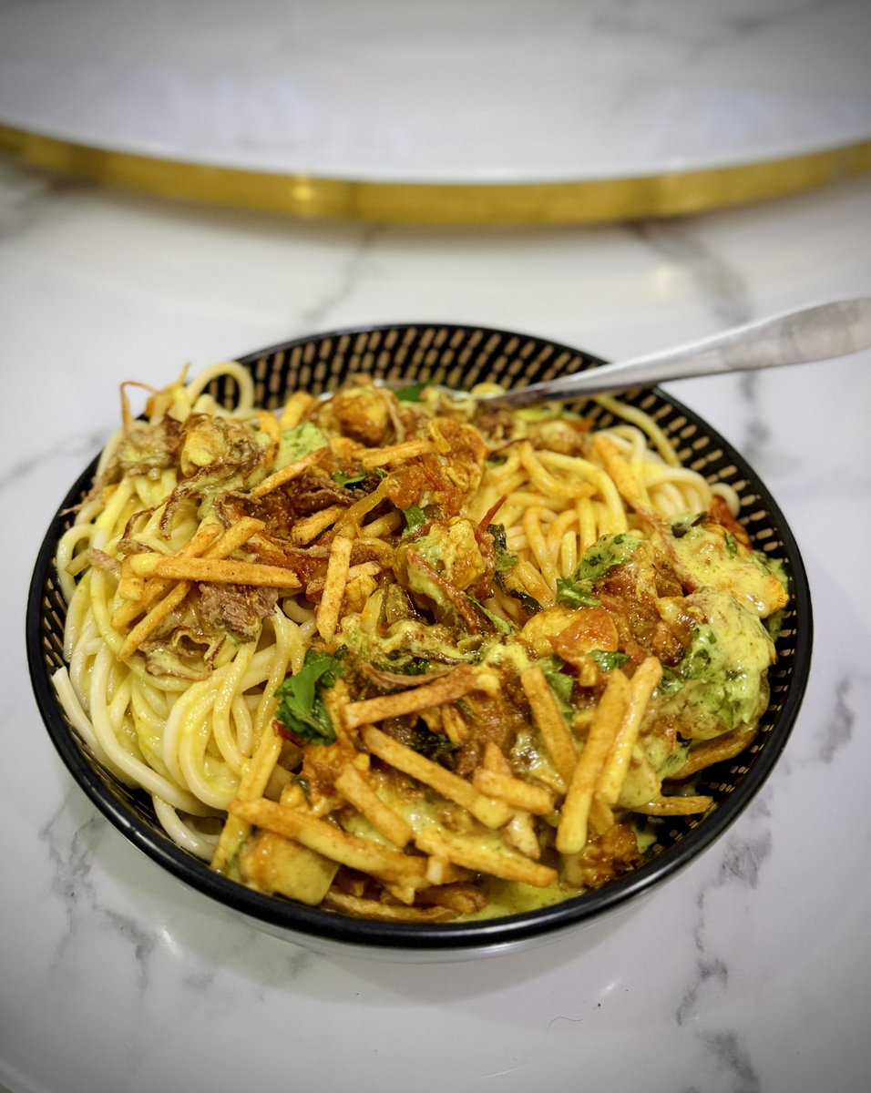 YsoSersY's tweet photo. Apparently this is some pakistani 🇵🇰 dish called “Khow suey” and i am about to be blown away with taste according to my sindhi friend !!! #WeekendExperiment https://t.co/tQCymYve7s