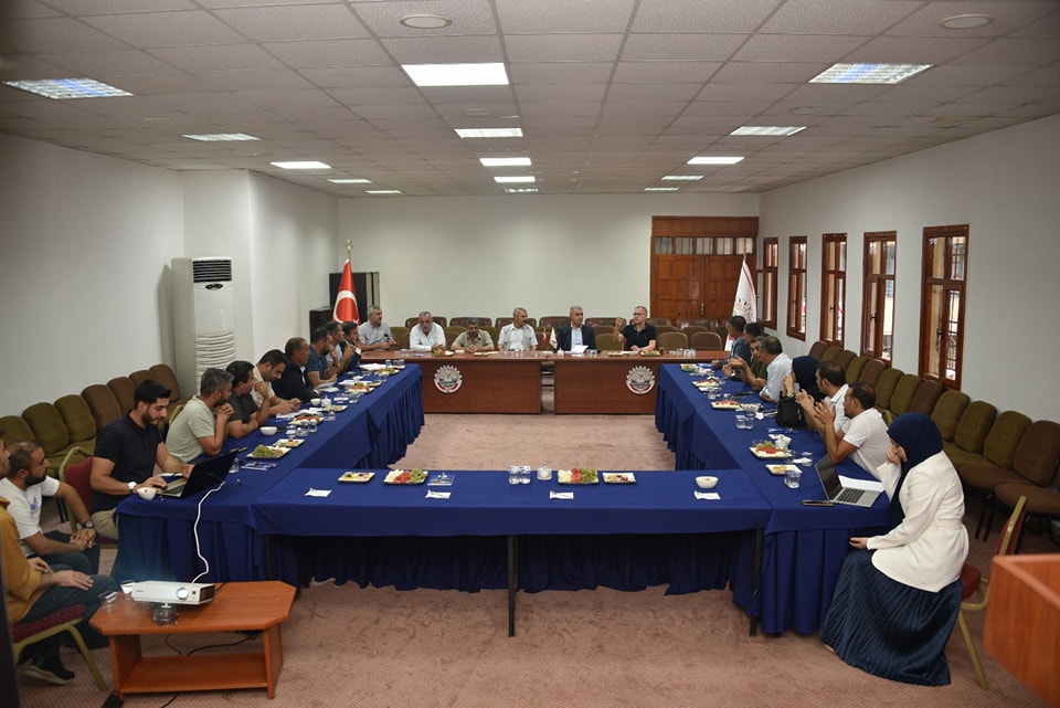 siiverekmasasi's tweet photo. Ticaret ve Sanayi Odası konferans salonunda düzenlenen istişare toplantılarında Organize Besi Bölgesi ve Yeni Buğday Pazarının yapılmasına yönelik fikir alışverişinde bulunuldu. Bu önemli projelerle yerel ekonomimizi güçlendirmeyi ve tarımsal üretkenliği arttırmayı hedefliyoruz. https://t.co/PVgaHfcrCP