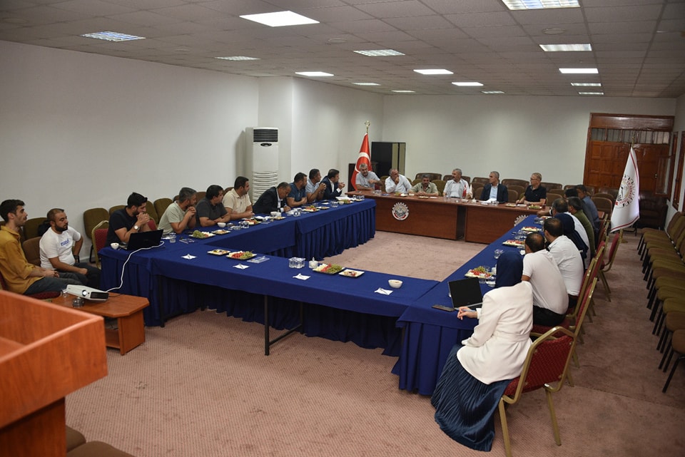 siiverekmasasi's tweet photo. Ticaret ve Sanayi Odası konferans salonunda düzenlenen istişare toplantılarında Organize Besi Bölgesi ve Yeni Buğday Pazarının yapılmasına yönelik fikir alışverişinde bulunuldu. Bu önemli projelerle yerel ekonomimizi güçlendirmeyi ve tarımsal üretkenliği arttırmayı hedefliyoruz. https://t.co/PVgaHfcrCP