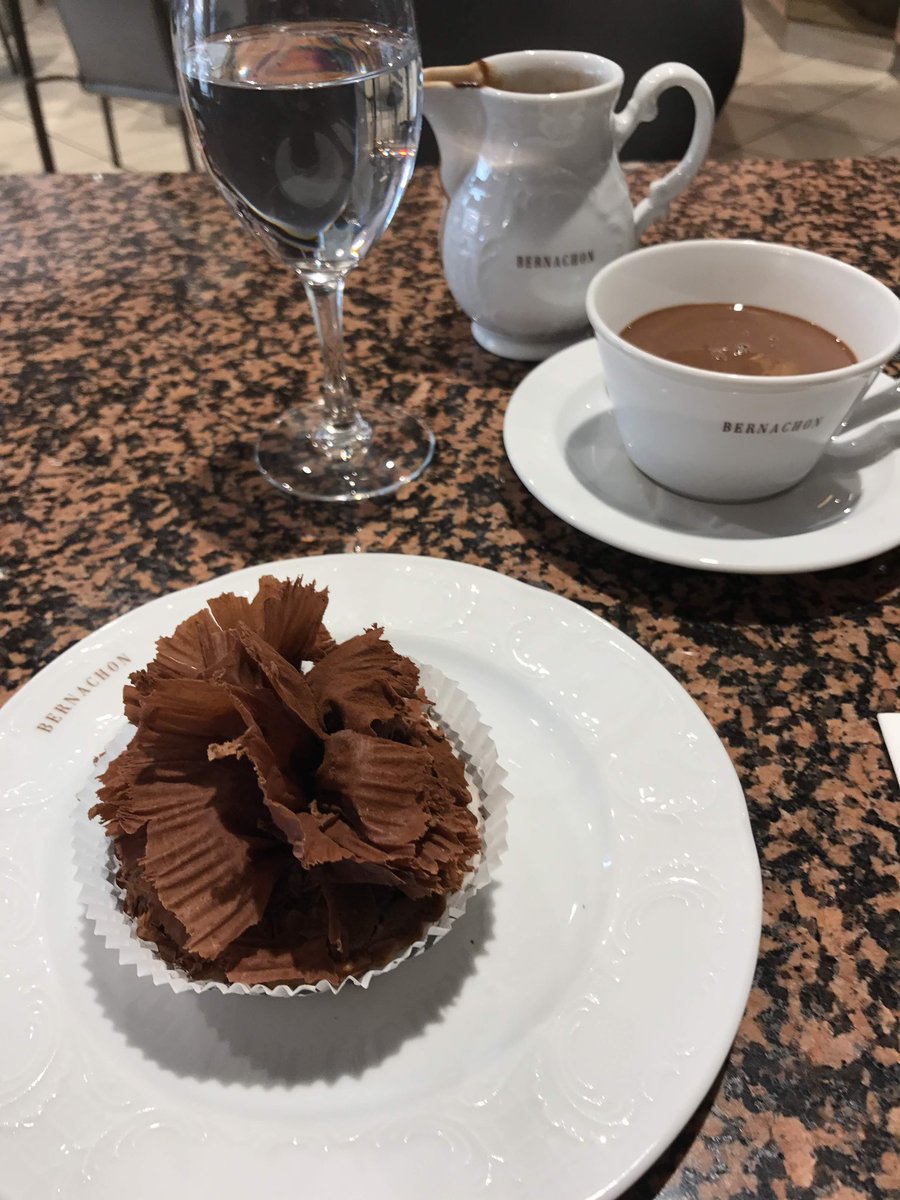 KyoTo21's tweet photo. あのチョコレート屋のリオン本店行ってた

Bernachon 
 #heartbookmarkツアー https://t.co/heZvn1eZQi