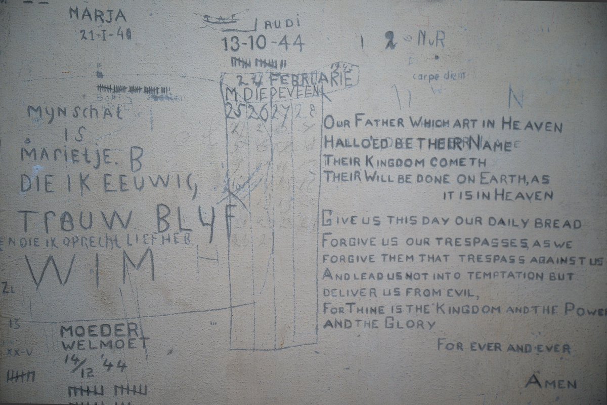 Namens de Staten-Generaal legden Eerste Kamervoorzitter <a href="/Jan_Anthonie/">Jan Anthonie Bruijn</a> Bruijn en Tweede Kamervoorzitter Martin Bosma vandaag een krans in
<a href="/NMOranjehotel/">Nationaal Monument Oranjehotel</a>. Tussen 1940 en 1945 zaten hier ruim 25.000 mensen opgesloten, opgepakt voor daden die de bezetter als overtredingen beschouwde.