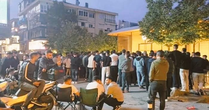 iPhone 16 İçin Yüzlerce Kuyruk Oluştu 

120 bin TL'ye iPhone 16 alabilmek için vatandaşlar geceden kuyruğa girdi. Ayakta yorulan müşteriler kamp sandalyelerinde oturarak bekledi. #iPhone16ProMax