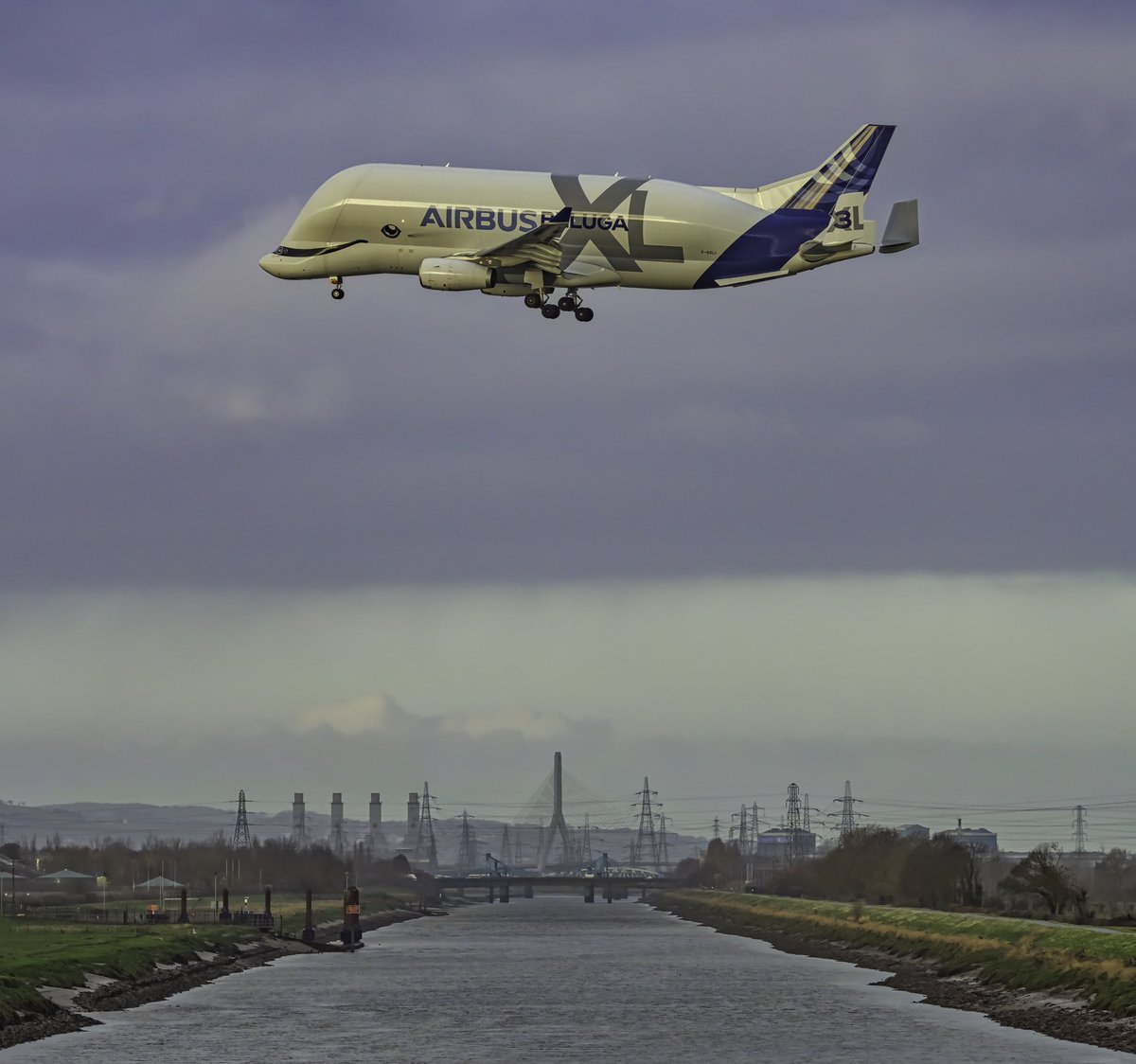 ThinkPlanes's tweet image. Today's post features @Airbus iconic Beluga XL as it passes over the River Dee prior to landing at Hawarden Airport under some very contrasty and colourful skies.
#Airbus #Beluga #BelugaXL #Hawarden #WelshWings #sonya1 @AirbusintheUK orne