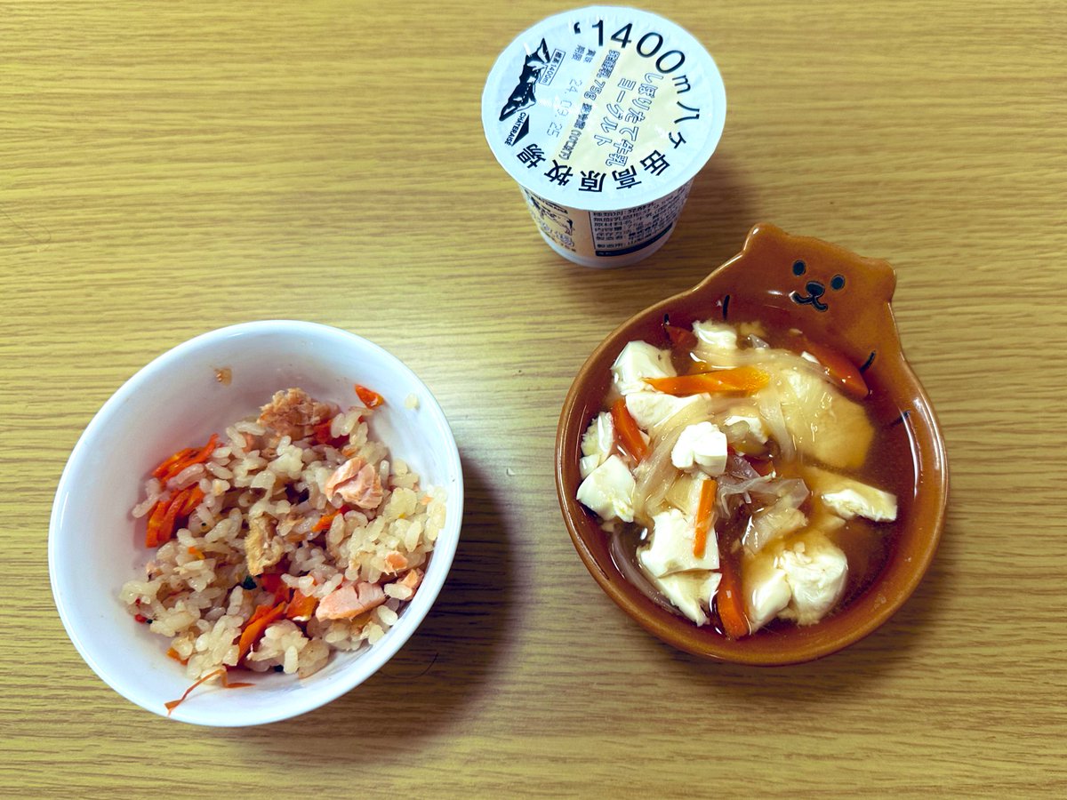 yuki_diary2's tweet photo. 遅ばせながら、木��の息子のご飯撮れたとこだけ

朝
重ね煮の味噌汁
残っていた炊き込みご飯
ヨーグルト

昼
フレンチトースト
バナナ

夜は外食でチャーハンをガツガツ食べてました

 #おうちごはん https://t.co/rWpvWuxnhV