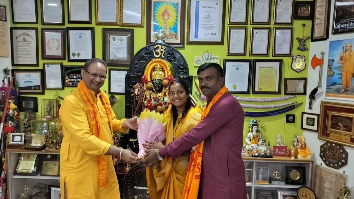 LaxmiRajwade21's tweet photo. "हरिद्वार उत्तराखंड स्थित देव संस्कृति विश्वविद्यालय के प्रति कुलपति @DrChinmayP जी से सौजन्य भेंट कर आध्यात्मिक और सांस्कृतिक कार्यक्रमों पर महत्वपूर्ण विचार साझा किया।
#CollaborationForGood
#haridwar #drchinmaypandya #uttrakhand https://t.co/DwiCdQpfq3