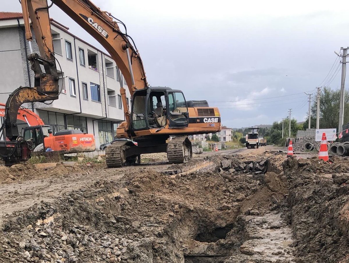 slckkurt's tweet photo. İlçemizi güçlü altyapısına kazandırmak için Atık Su Hattı ve İçme Suyu Hattı çalışmalarına aralıksız devam ediyoruz. 

Gelecek nesillerin Söğütlü’sünü çok çalışarak birlikte inşa edeceğiz…

#GelecekNesillerİçinSöğütlüBelediyesi https://t.co/dM8alZsYRc