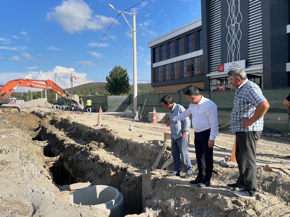 slckkurt's tweet photo. İlçemizi güçlü altyapısına kazandırmak için Atık Su Hattı ve İçme Suyu Hattı çalışmalarına aralıksız devam ediyoruz. 

Gelecek nesillerin Söğütlü’sünü çok çalışarak birlikte inşa edeceğiz…

#GelecekNesillerİçinSöğütlüBelediyesi https://t.co/dM8alZsYRc