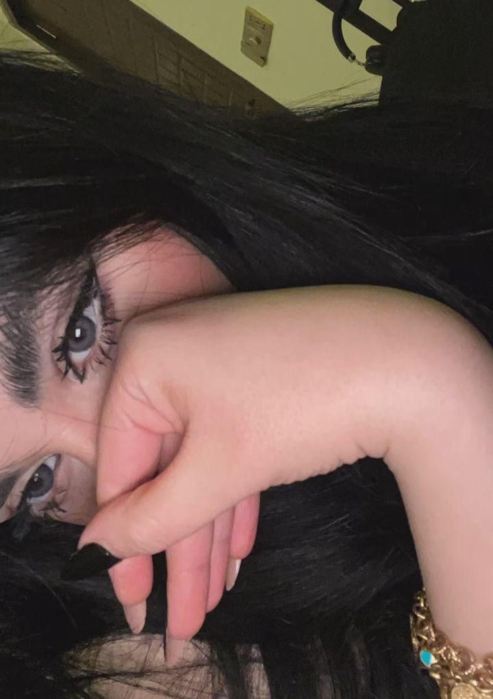 ابغى عسل 🍯 ؟
 الي يعرف يعلمني🙈