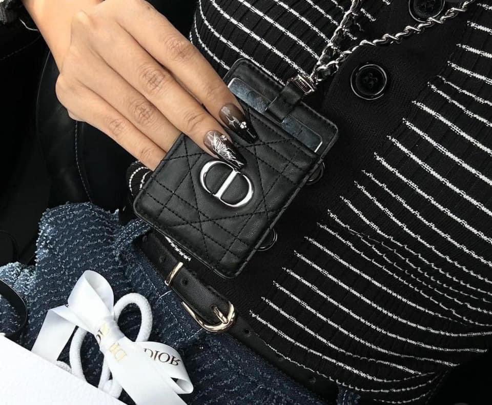 Repost สุ่มแจก 1 ชิ้น

⭐️ Rough Dior Card Holder ⭐️
เป็นของแถมจากฝั่งดิออร์บิวตี้ เดือนส.ค. 67 ค่ะ

🚫ไม่มีสายโซ่ให้น้า

ในset มี card holder+กระจก+กล่อง+ถุงผ้า

🖍️ 790.- รอสินค้า 3 weeks จ่ายทีเดียวตอนของมา ขอคนไม่เทน้าา
สนใจทักdmหรือเมนชันใต้โพสค่ะ