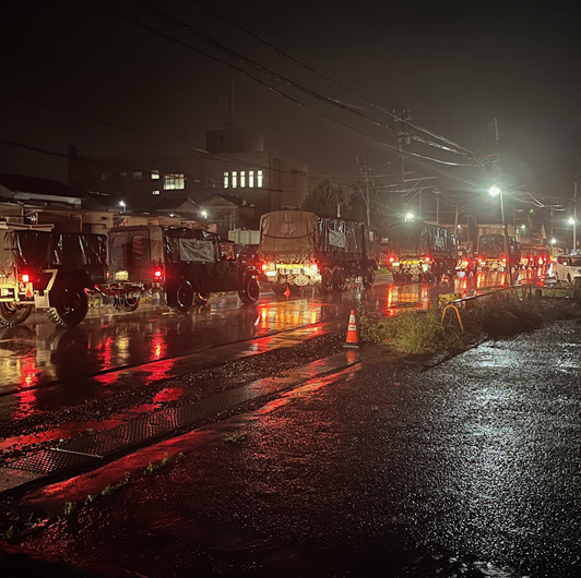 nomikai1988's tweet photo. 輪島　21時40分
金沢の陸自14連隊の車両が、
たった今、輪島に到着！

熊野トンネルで足止めされてたんですね。
お疲れ様でした。

そして、石川県警の機動隊も。
ありがとうございます。 https://t.co/uQvMYRllxy
