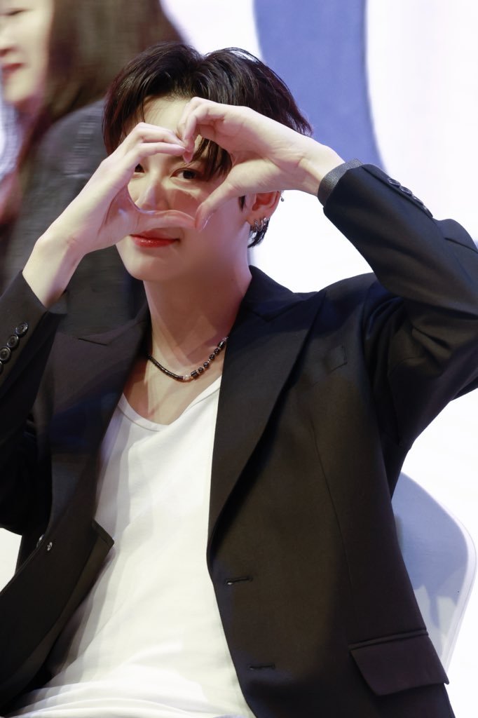 Maria182602's tweet photo. Boun's love for fans is limitless, and fans' love for Boun is also unlimited 🥰 @bb0un
#BounShanghai
#贝加鱼乐嘉年华
#贝加鱼乐bellgaent #bb0un #Bounnoppanut #noppanut #bounshanghai https://t.co/xxEmoiInzY