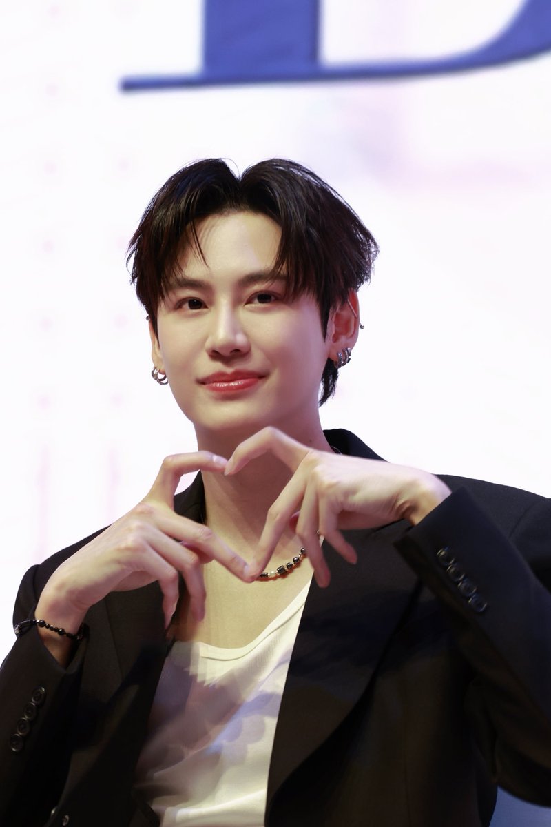 Maria182602's tweet photo. Boun's love for fans is limitless, and fans' love for Boun is also unlimited 🥰 @bb0un
#BounShanghai
#贝加鱼乐嘉年华
#贝加鱼乐bellgaent #bb0un #Bounnoppanut #noppanut #bounshanghai https://t.co/xxEmoiInzY