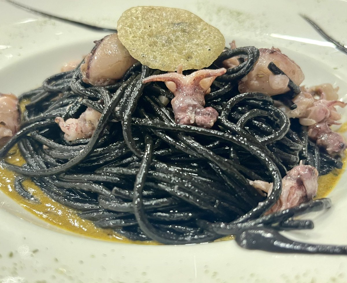 Bcnsingular's tweet image. Des que he marxat del #Poblesec, no hi havia tornat, i calia subsanar-ho: ‘spaghetti al nero di seppia con calameretti su crema di cozze’. Il Golfo di Napoli (Lleida 38) és un restaurant italià de cuina marinera insubstituïble! 🇮🇹