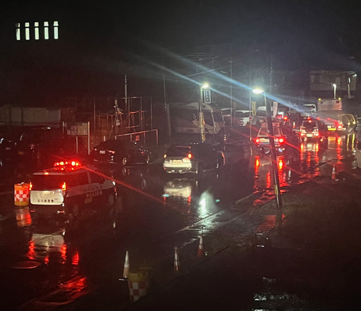 nomikai1988's tweet photo. 輪島　21時40分
金沢の陸自14連隊の車両が、
たった今、輪島に到着！

熊野トンネルで足止めされてたんですね。
お疲れ様でした。

そして、石川県警の機動隊も。
ありがとうございます。 https://t.co/uQvMYRllxy