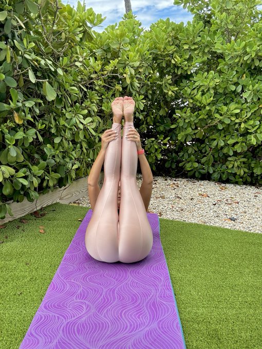 3 pic. Flexible MILF. Pick your position ? https://t.co/LNSQnTxyOi