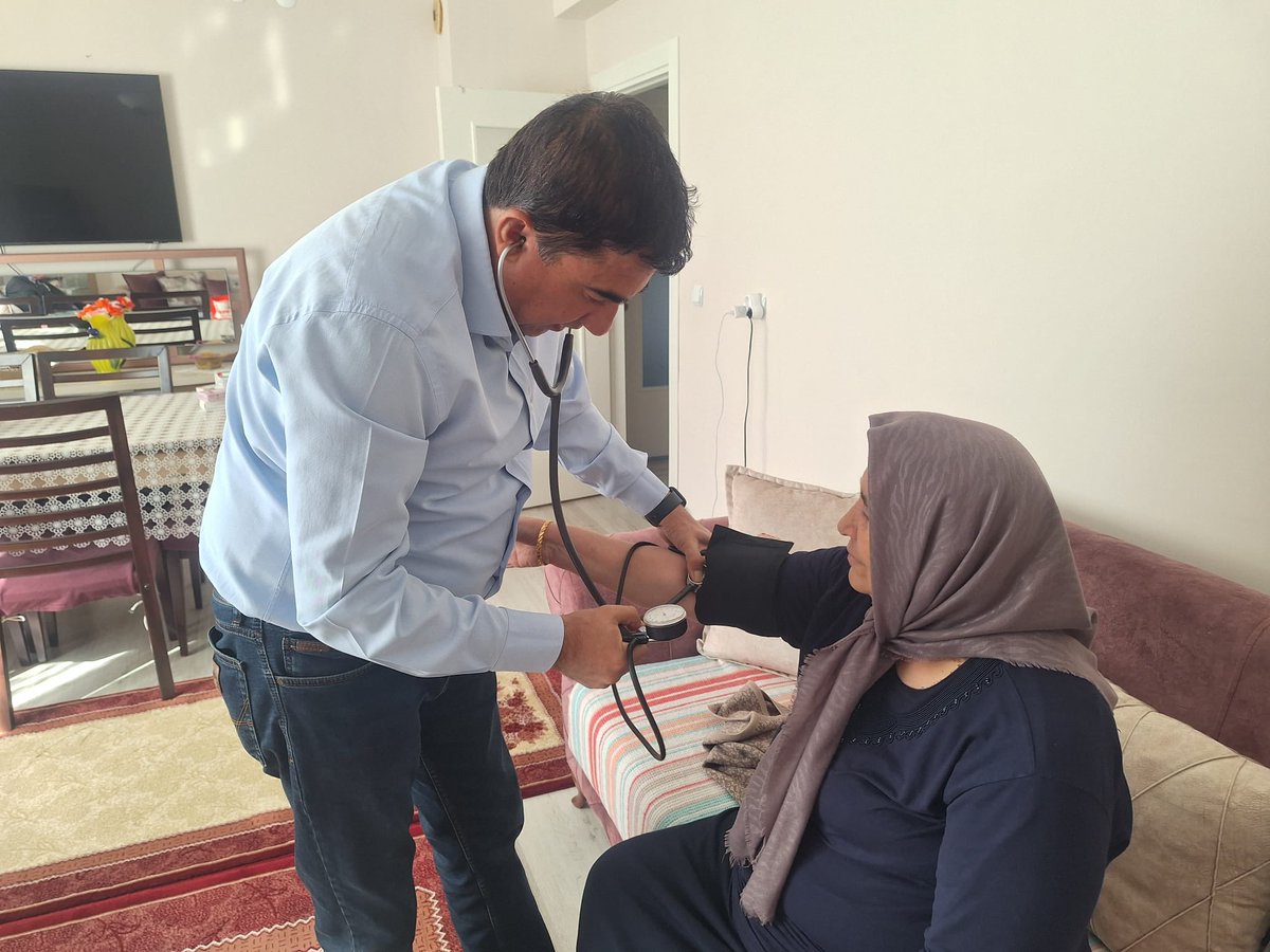 drmetinilhan40's tweet photo. Hekimlik yaptığım dönemden hastam olan Gülsen Kaya'nın ricasını kırmayarak kendisini evinde muayene ettim. Kendilerine geçmiş olsun diyor, sağlıklı ömürler diliyorum.

#Kırşehirbenimailem https://t.co/jxcgW5IGCC