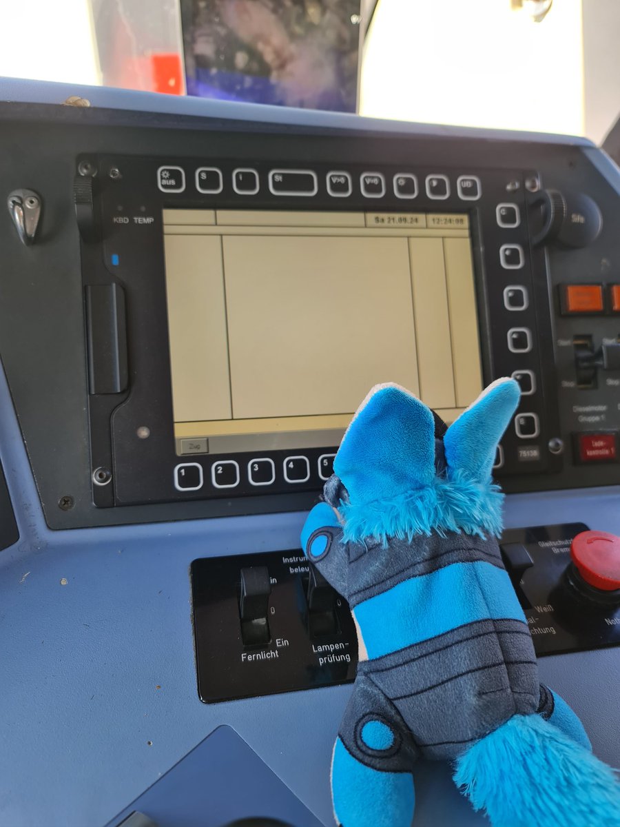 ProtoWithALoco's tweet image. he is entranced by the magic of EBuLa (Elektronischer Buchfahrplan und Verzeichniss der Langsamfahrstellen)