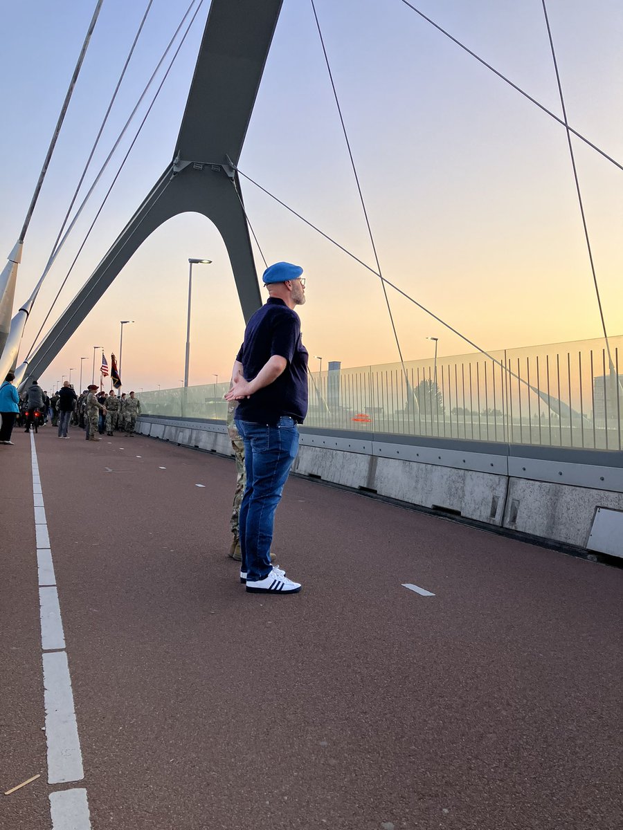 Ron_Warris's tweet photo. Sunset March nummero 3625.
Gisteren 80 jaar geleden vond de Waalcrossing plaats. In 26 canvasbootjes probeerde mannen van het 82e Airborne naar de overkant te komen. Hierbij sneuvelden 48 mannen.
#sunsetmarch #waalcroosing #marketgarden #lestweforget #nijmegen #airborne https://t.co/ov7jeizBIz