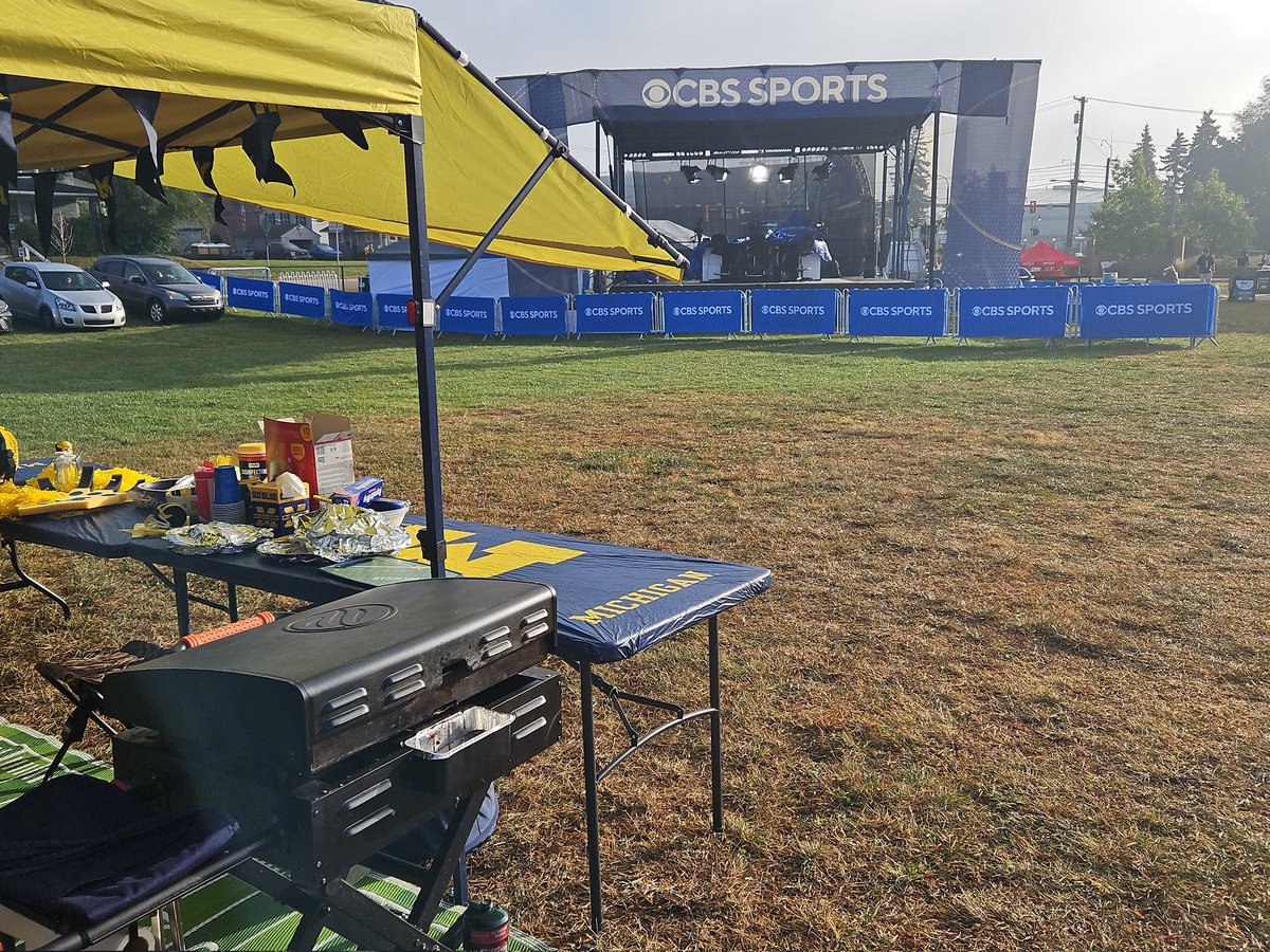 navyman1993's tweet photo. Tailgating at the Michigan USC game. GO BLUE! https://t.co/dDCPfbqfsq