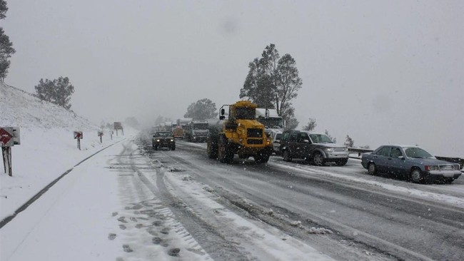 PICS: KZN police deployed to provide food, warm clothes to motorists trapped in snow dlvr.it/TDWGJ6