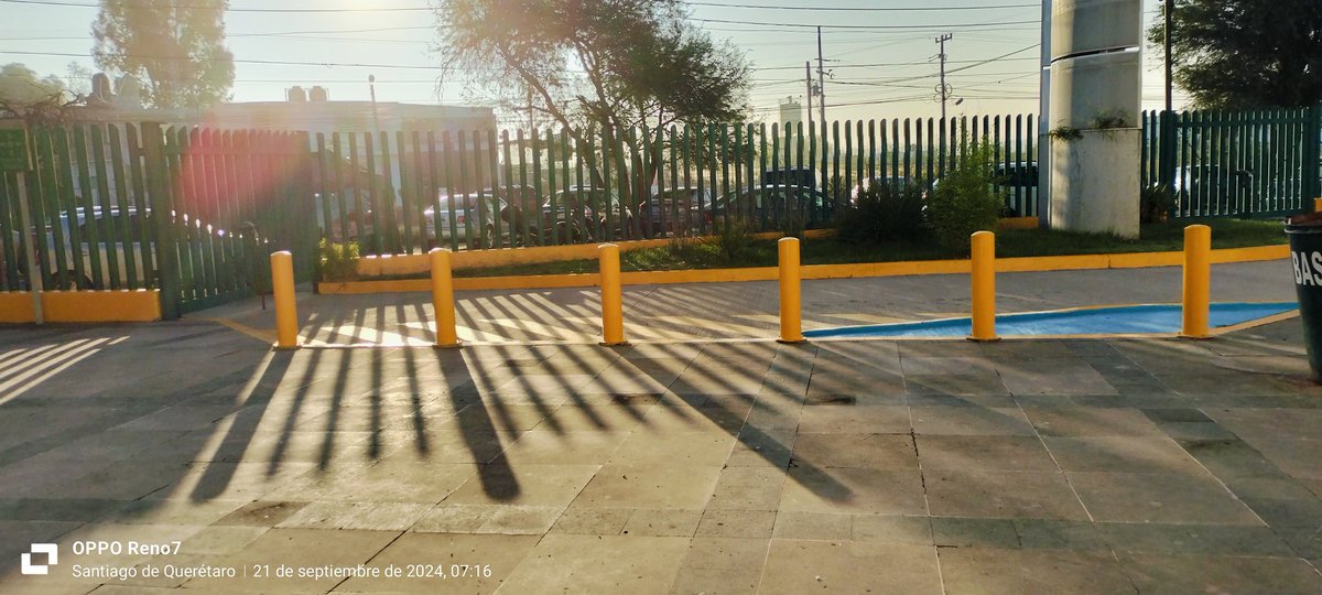 Masterardo1986's tweet photo. #IMSS, la clínica 8 tiene un estacionamiento, pero el vigilante lo tiene cerrado y solo permite el acceso a algunas personas. ¿Cuál es el propósito de ese estacionamiento? ¿Pueden abrirlo para que se utilice? Todos los derechohabientes se están estacionando sobre la carretera. https://t.co/TtLRdjshJM