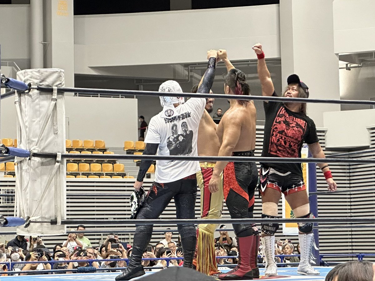 38bomb38's tweet photo. 釧路でロスインゴ勝利！❤️
デハポンコール！
さいっっっこうでした！
また釧路に来てくれるかな…？😭
最後、辻くんがぴょんすけたちに気がついてくれたような気がしたけど…🤔
どうなんだろう…笑
#njpw #njdest #LOSINGOBERNABLESdeJAPON #内藤哲也 #辻陽太 #鷹木信悟 #BUSHI #高橋ヒロム https://t.co/Yr8x7dyyar