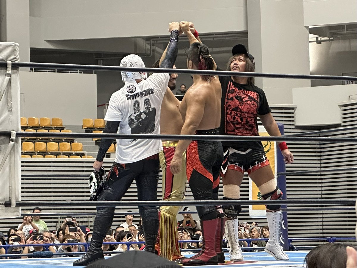 38bomb38's tweet photo. 釧路でロスインゴ勝利！❤️
デハポンコール！
さいっっっこうでした！
また釧路に来てくれるかな…？😭
最後、辻くんがぴょんすけたちに気がついてくれたような気がしたけど…🤔
どうなんだろう…笑
#njpw #njdest #LOSINGOBERNABLESdeJAPON #内藤哲也 #辻陽太 #鷹木信悟 #BUSHI #高橋ヒロム https://t.co/Yr8x7dyyar
