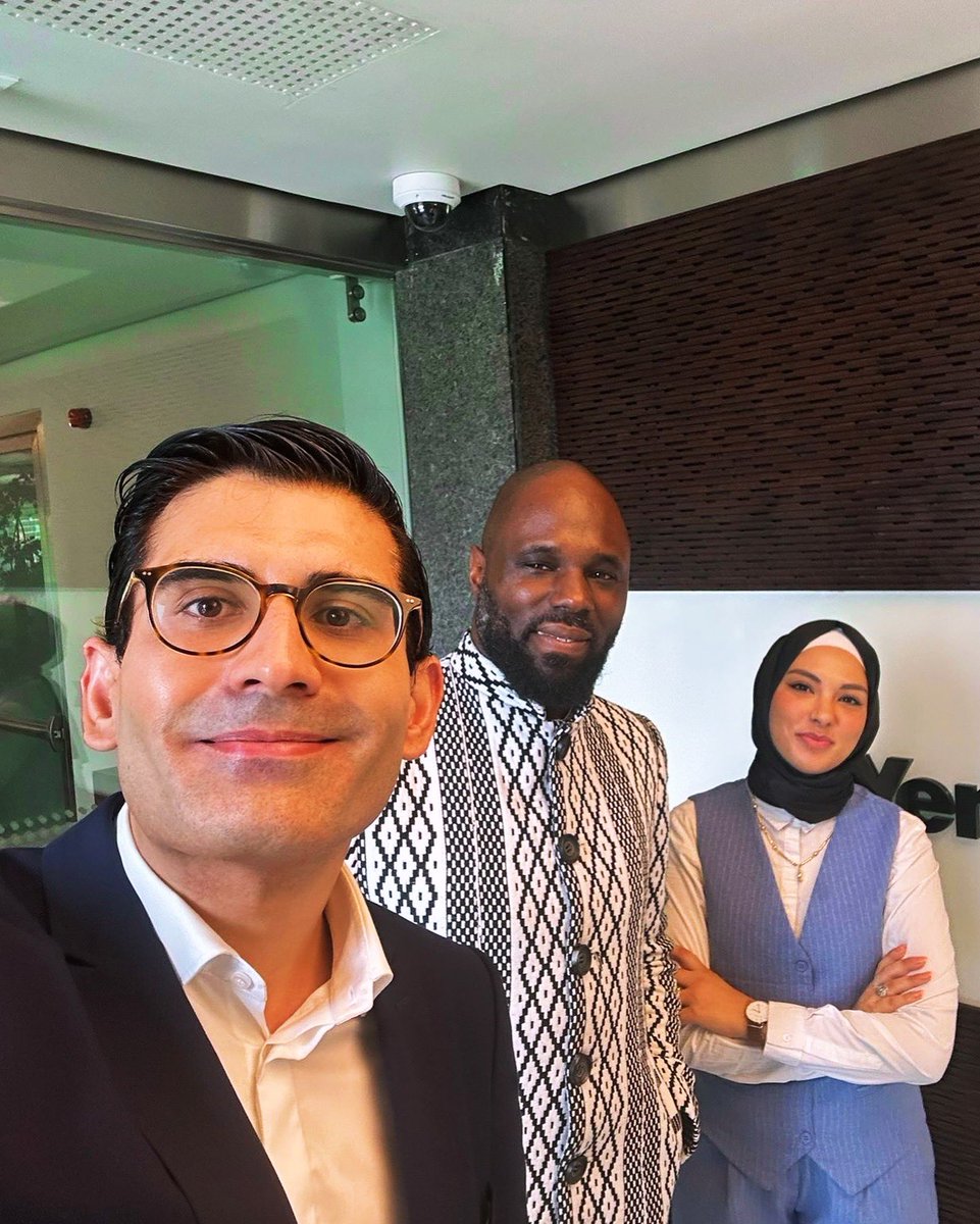 KemiSeba1's tweet photo. En direct de Turquie,🇹🇷, en mission ici , j’en profite pour accorder quelques interviews dans les médias du pays, au sujet de notre combat panafricaniste. Ici au siège de @yenisafakinternational , avec le directeur Ömer Kablan et l’excellente journaliste Selma . https://t.co/I4jJhLTWHW