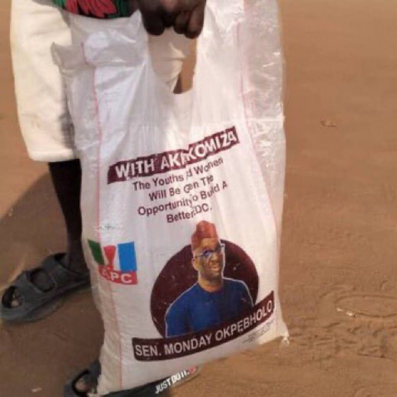 MissRozapepper's tweet photo. APC buying votes in Edo State with rebranded Federal Government Palliative rice.
#EdoDecides24
#RejectAPC
#INECUnderAttack https://t.co/NVnsdp5rje
