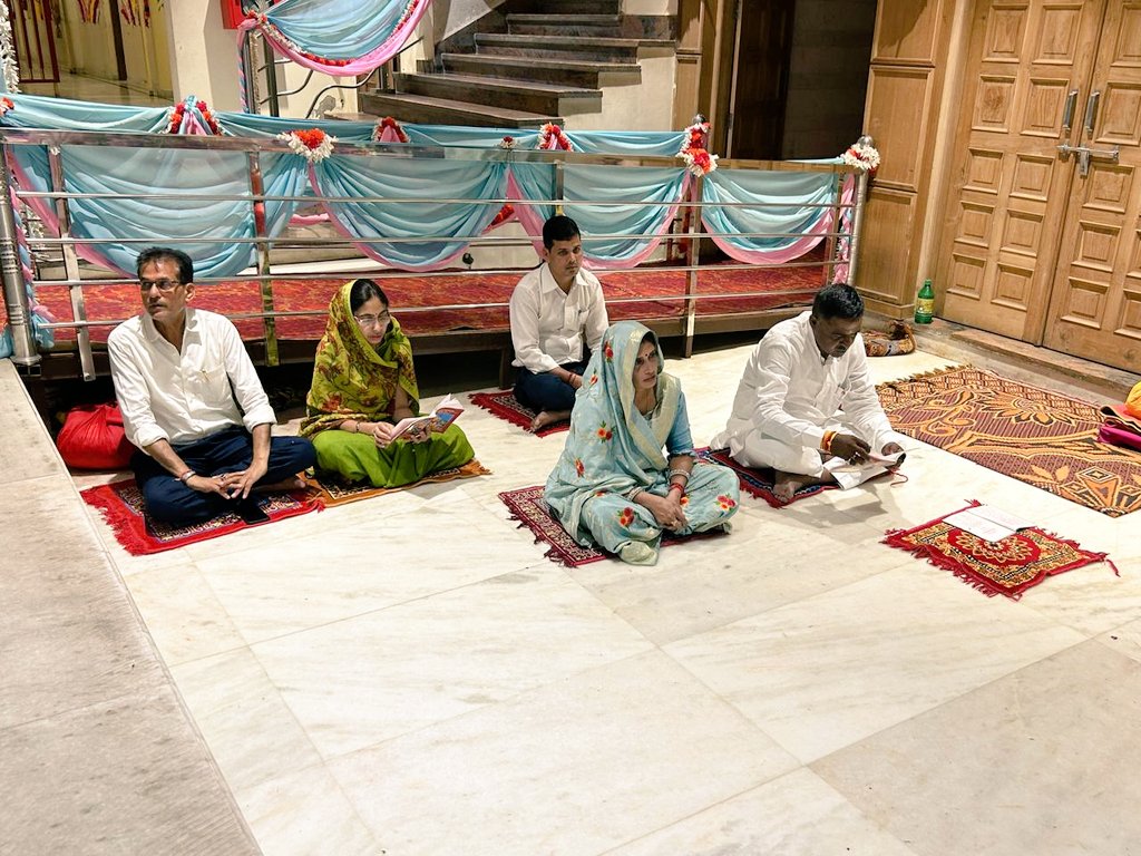 bhagchandtankda's tweet photo. विगत दिनों बोरवेल में गिरी बच्ची नीरू के सकुशल निकलने पर आज मेंहदीपुर बालाजी मंदिर में धर्मपत्नी संतोष टांकडा जी, एसपी रंजीता जी एवम कार्यकर्ताओं के साथ सुंदरकांड पाठ किए। @BhajanlalBjp @BJP4Rajasthan @zeerajasthan_ @madanrrathore #bandikui https://t.co/0xJtmp85ii