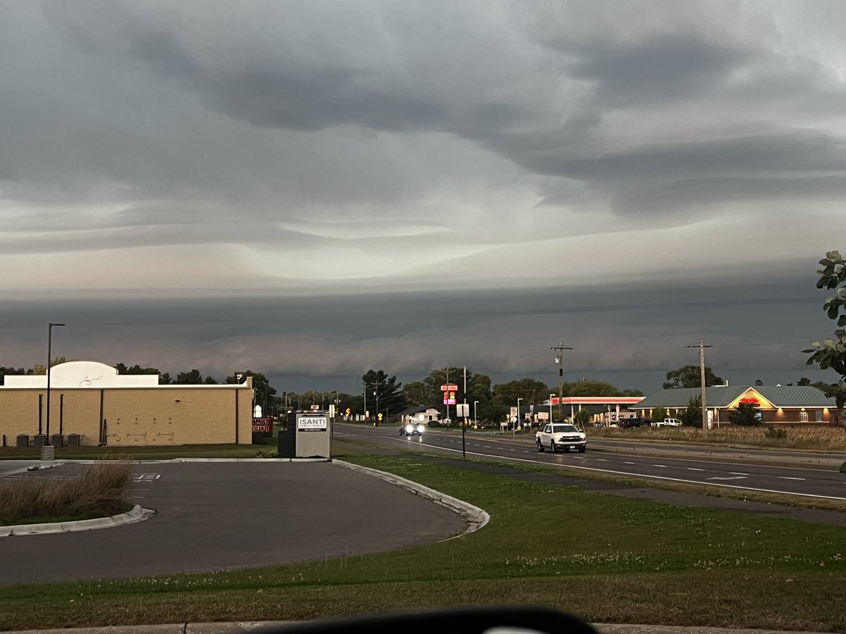 Misskay651's tweet photo. @fox9weather Storm in Isanti MN https://t.co/z2yWbiTBDj