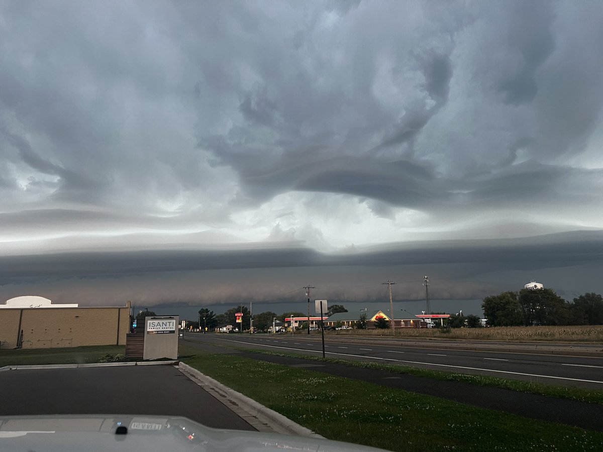 Misskay651's tweet photo. @fox9weather Storm in Isanti MN https://t.co/z2yWbiTBDj