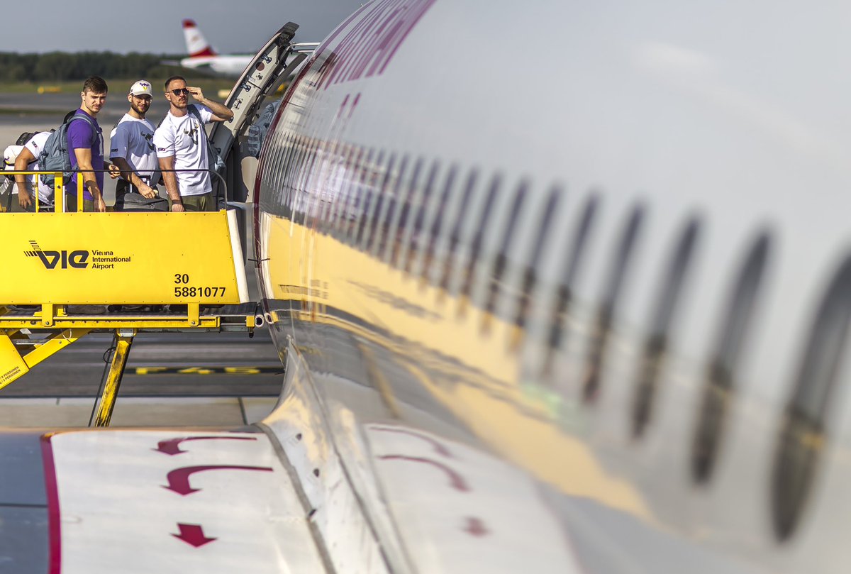 ViennaVikings's tweet photo. 💜🛫 TRAVEL VIBES PART 2

Think Austrian! #FlyWithFriends Thanks to @_austrian for the pleasant flight! 
#PurpleReign #ViennaVikings 
📸 @HJirgal | @ELF_Official https://t.co/IPnwcqBle3