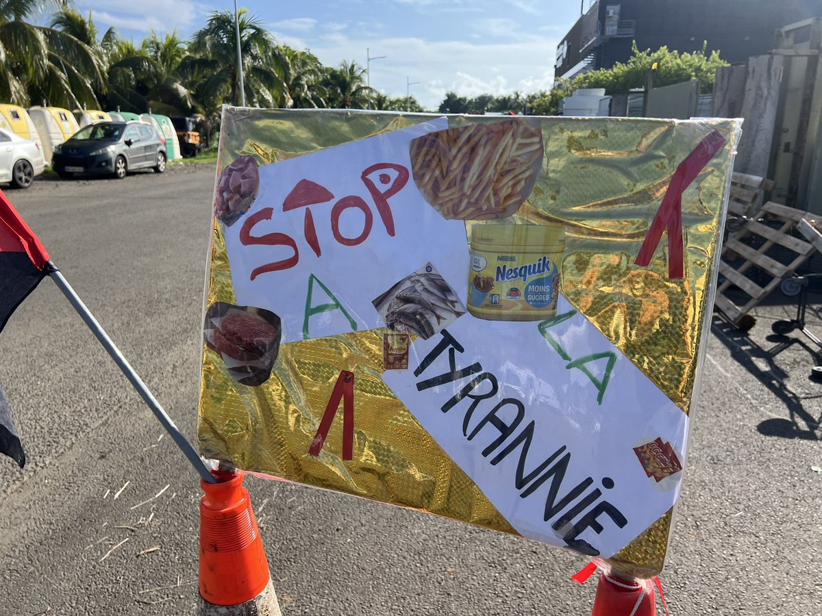 Plus d’un cinquantaine de manifestants du mouvement RPPRAC se sont rassemblés au petit matin pour bloquer le Carrefour Market au François, en #Martinique. 

Le magasin est l’un des symboles de la vie chère sûr l’île.