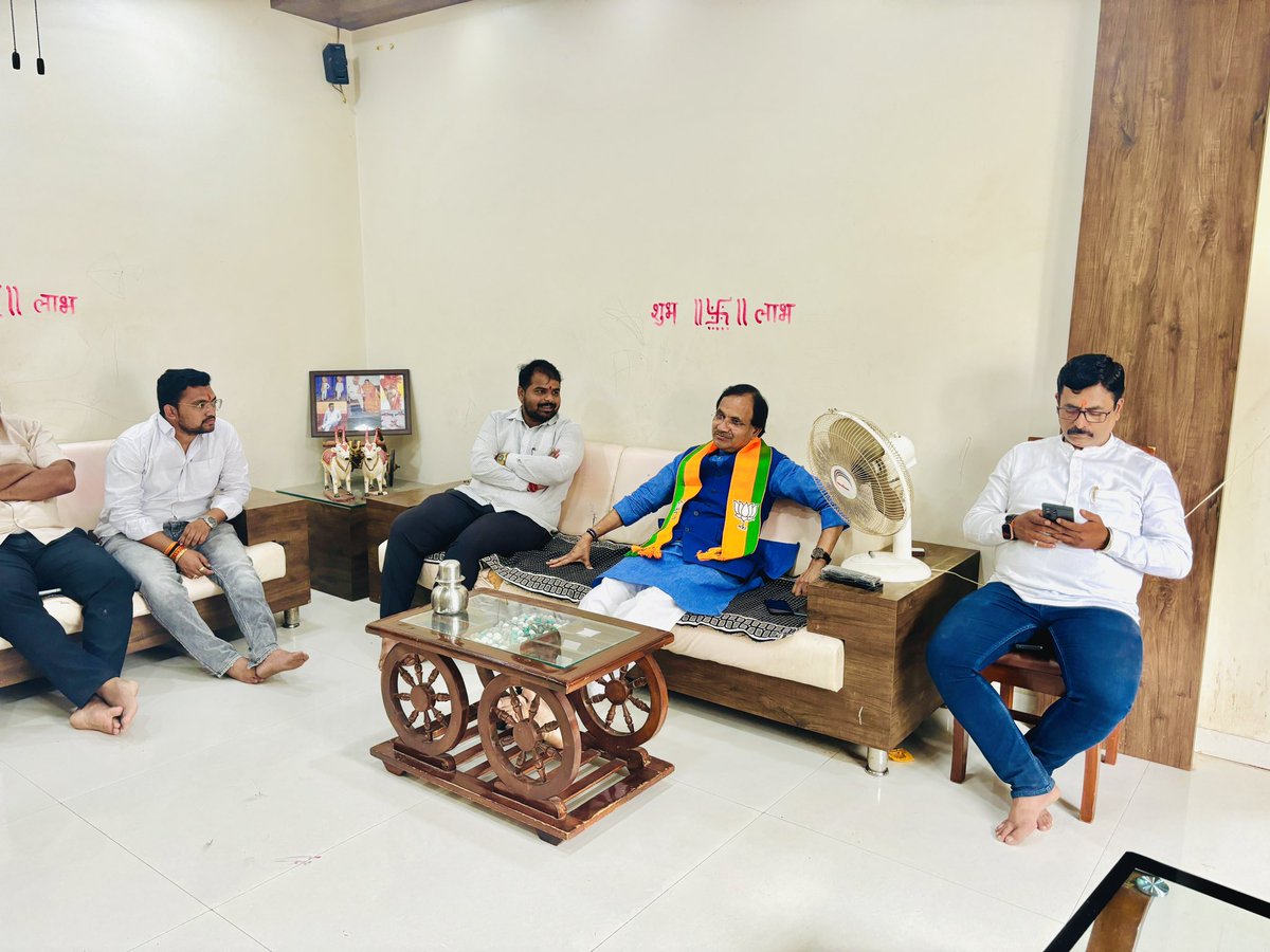 आज मा.केंद्रीय रसायने आणि खते, नवीन आणि नवीकरणीय ऊर्जा राज्यमंत्री मा.भगवंत खुबाजी यांनी ‘आनंद‘ निवासस्थानी भेट दिली
यावेळी मा.आनंदराव शेळके-पाटील मा.सभापती समाजकल्याण जि.प.सातारा) यांनी त्यांचे स्वागत केले व  वाई विधानसभेतील भारतीय जनता पार्टीचा आढावा त्यांना दिला
<a href="/bhagwantkhuba/">Bhagwanth Khuba</a>