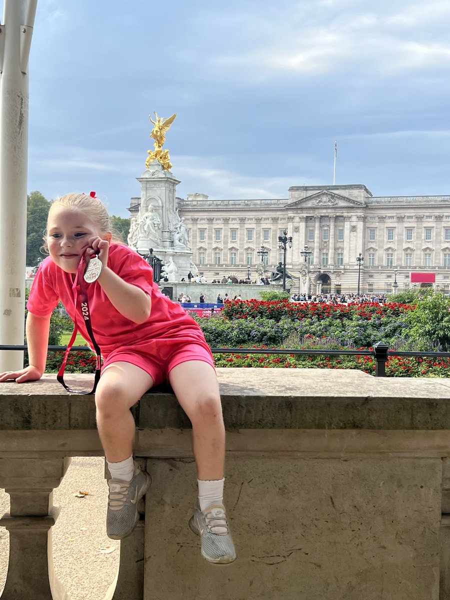 Olivia completed the #WestminsterMile (beating me) putting in a great effort to help support the charities we are raising money for:
<a href="/tommys/">Tommy's</a> 
justgiving.com/page/challenge…

<a href="/DemelzaCharity/">Demelza Charity</a> 
justgiving.com/page/challenge…

Too tired for #CAFC today.