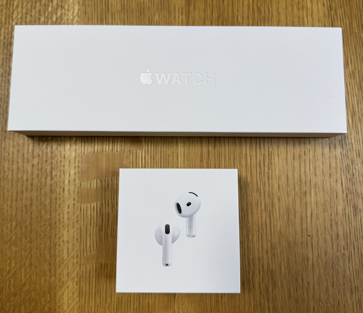 EUSOCK's tweet photo. 久しぶりにApple Watch Series 5 44mm →10 46mm
Air pods2 →4へ買い替えました。
Watchに期待してた薄さはあんまり感じずちょっと残念。
Air podsノイキャン今更ながら初体験なんですけど、これすんごいいいですね。
音質も私の鈍感耳でも感じれるくらい向上していて満足。 https://t.co/nxQ8DlDwa4