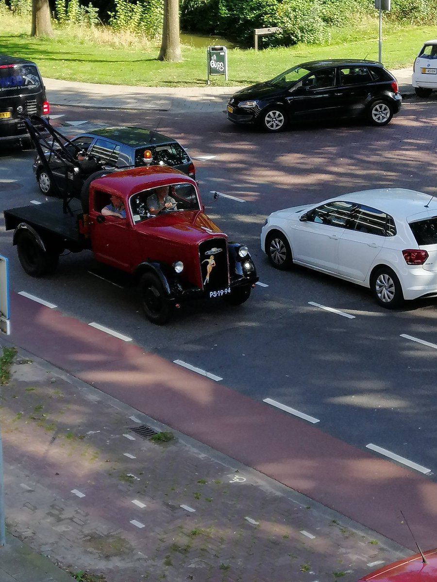 fanvandeFC's tweet photo. Als Truckrun ineens langs je huis rijdt en ik met een traan zit te kijken naar al die mensen die aan het genieten zijn. #hartverwarmend https://t.co/Gjy8DqLDBg