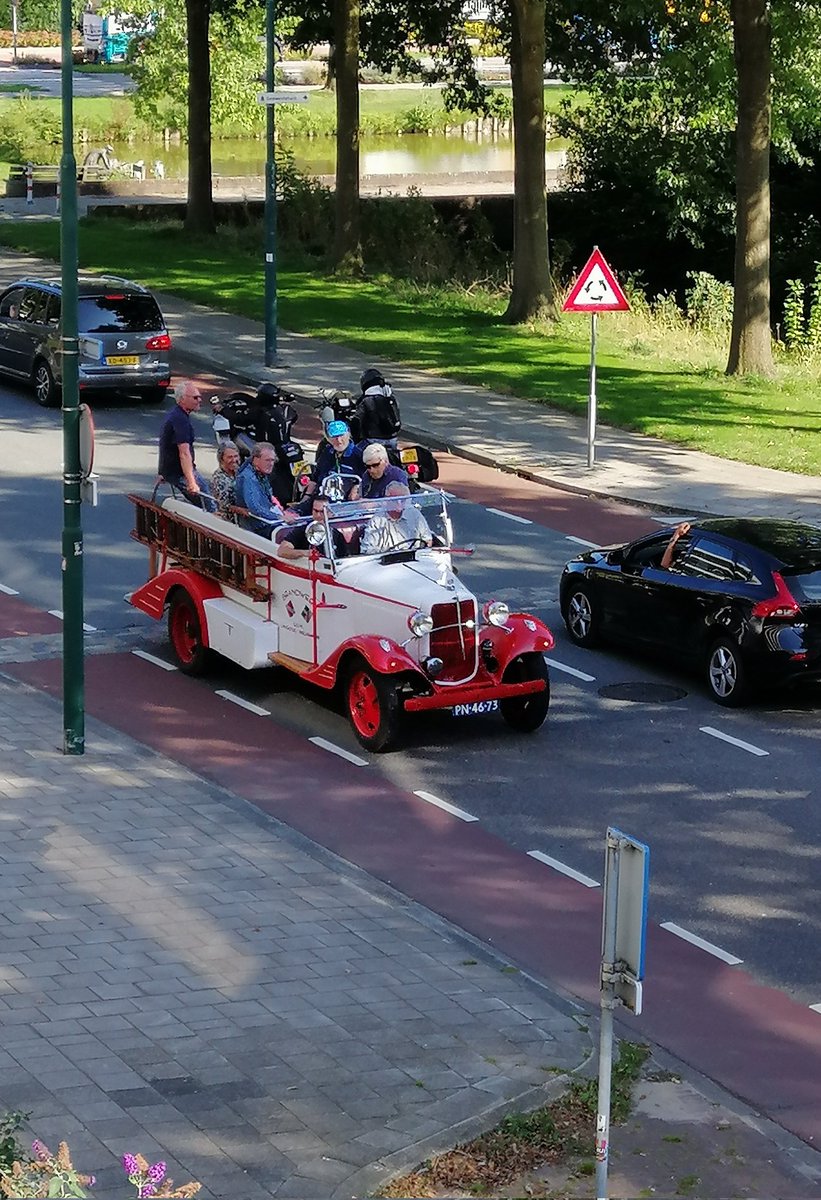 fanvandeFC's tweet photo. Als Truckrun ineens langs je huis rijdt en ik met een traan zit te kijken naar al die mensen die aan het genieten zijn. #hartverwarmend https://t.co/Gjy8DqLDBg