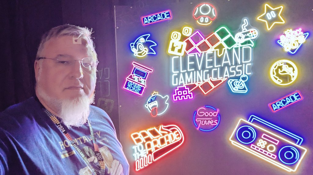 MiKeMcDnet's tweet image. Friday @ @GameOnCleveland w/ the hardcore @mortalkombat #Kommunity attending (some still traveling to make it today.  Shared a sixer of @CollisionBrew #FinalBoss w/ @RaidenScience. Today, we meet  @noobde &amp;amp; @therealsaibotoo, w/ @kerrianngallery &amp;amp; @sal_divita &amp;amp;  @RealmKast panel.